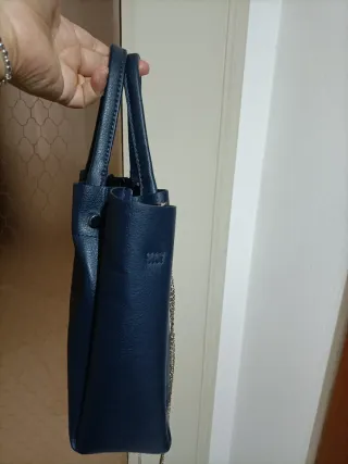 Borsa blu con tracolla a catena