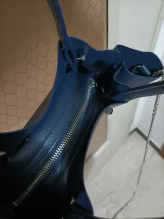 Borsa blu con tracolla a catena