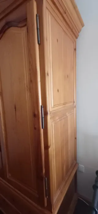 Armario de madera maciza provenzal.