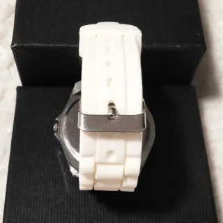 Reloj de pulsera con pedrería en blanco y plateado