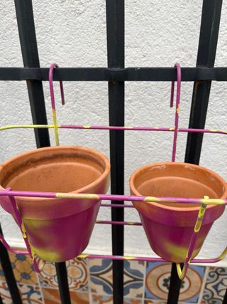 Porta macetas y 2 macetas de barro