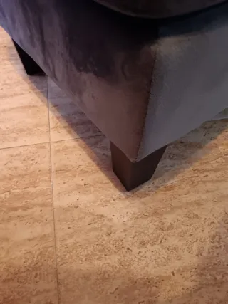Sofá gris de terciopelo