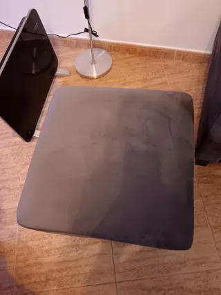 Sofá gris de terciopelo