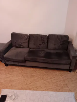 Sofá gris de terciopelo
