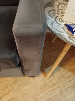 Sofá gris de terciopelo