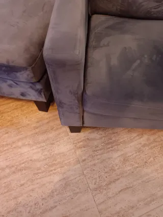 Sofá gris de terciopelo