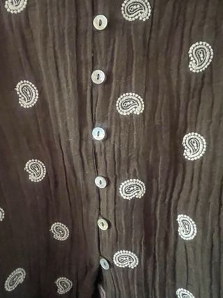 Blusa Zara verde militar con estampado paisley