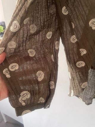 Blusa Zara verde militar con estampado paisley