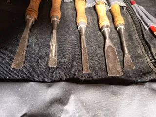 Estuche con gubias y herramientas