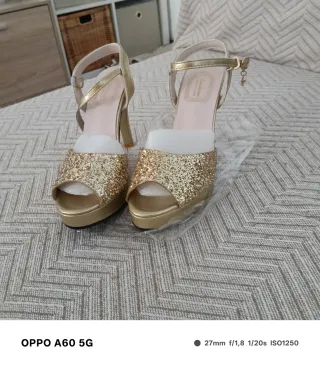 Sandalias doradas con brillos