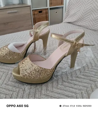 Sandalias doradas con brillos