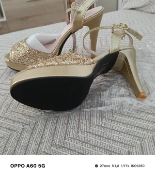 Sandalias doradas con brillos