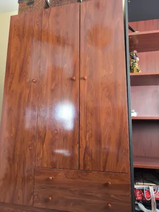 Armario de madera marrón, 3 puertas y 2 cajones.