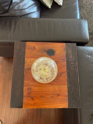 Mesa auxiliar de madera y cristal