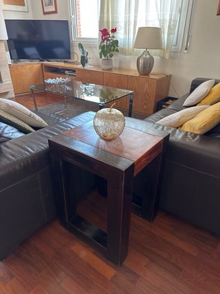 Mesa auxiliar de madera y cristal