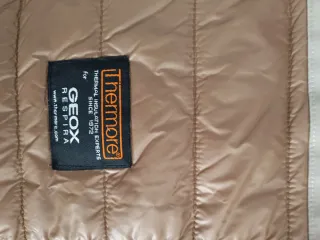 Chaqueta Geox impermeable y térmica beige.