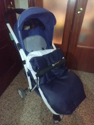 Silla de paseo azul con saco de piel