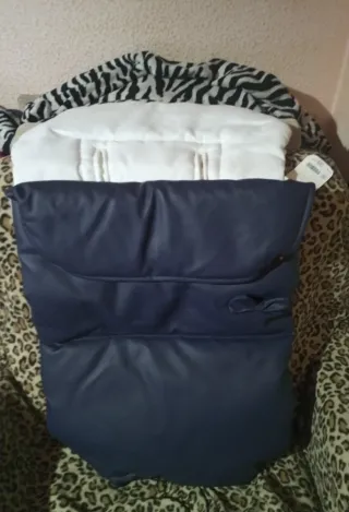 Silla de paseo azul con saco de piel