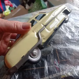 Coche de juguete clásico amarillo Vintage chapa fr