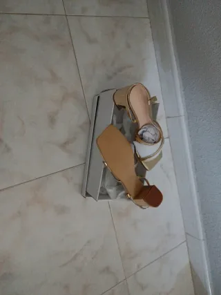 Sandalias doradas  nuevas