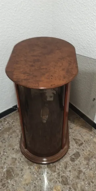 Vitrina de cristal y madera