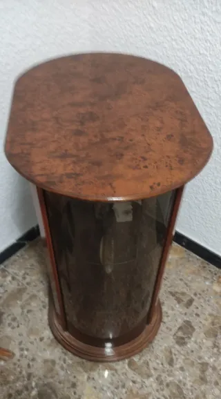 Vitrina de cristal y madera