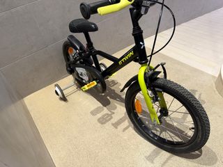 Bicicleta infantil B'Twin negra y amarilla