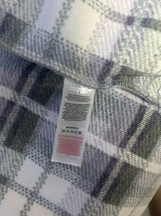 Abrigo de cuadros gris, morado y blanco