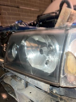 Faro Nissan Terrano II