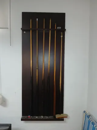 Mesa de billar con mueble de palos