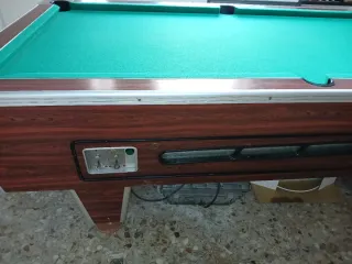 Mesa de billar con mueble de palos