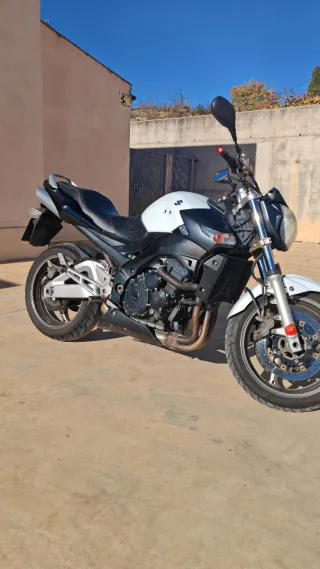 Suzuki GSR600 Naked Moto