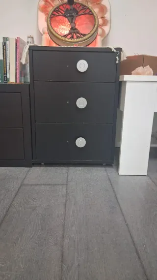 Cajonera Negra con Tiradores Plateados