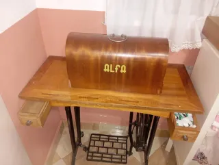 Máquina de coser Alfa antigua