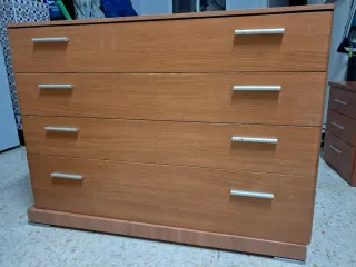Muebles de dormitorio: cómoda y mesita