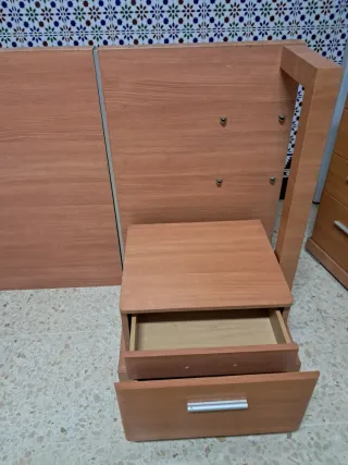 Muebles de dormitorio: cómoda y mesita