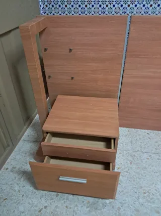 Muebles de dormitorio: cómoda y mesita