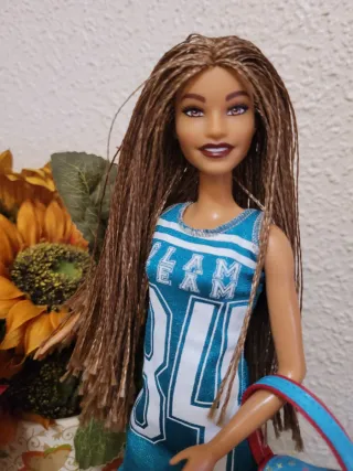 Muñeca Barbie con vestido azul y bolso
