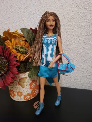 Muñeca Barbie con vestido azul y bolso