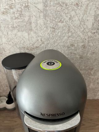 Cafetera Nespresso Vertuo Gris