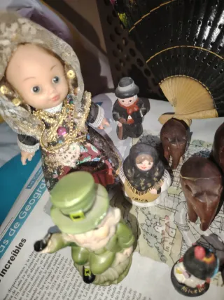 Lote figuras y 2 cuadros pequeños