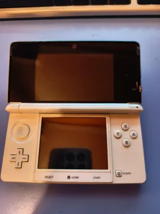 Nintendo 3DS Blanca + cargador + base de carga