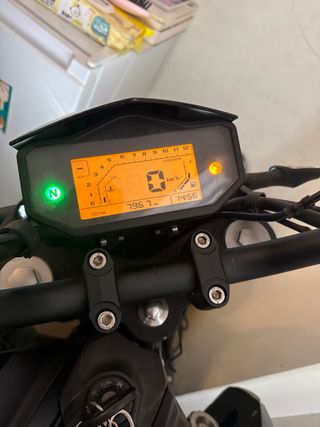 Moto Naked Negra y Amarilla