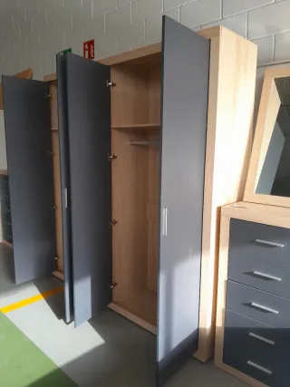 Armario modular gris y madera