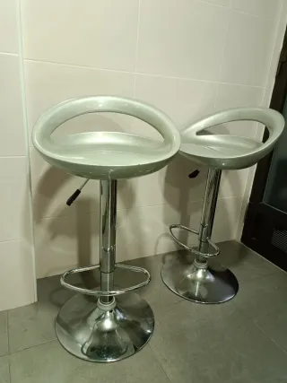2 Taburetes Altos Plateados