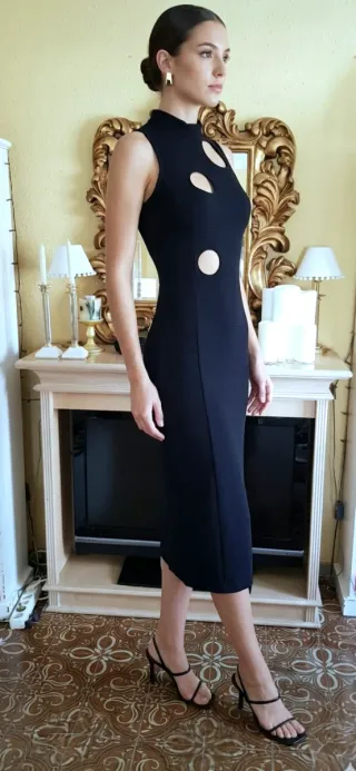 Vestido midi negro  diseño con aberturas y transpa