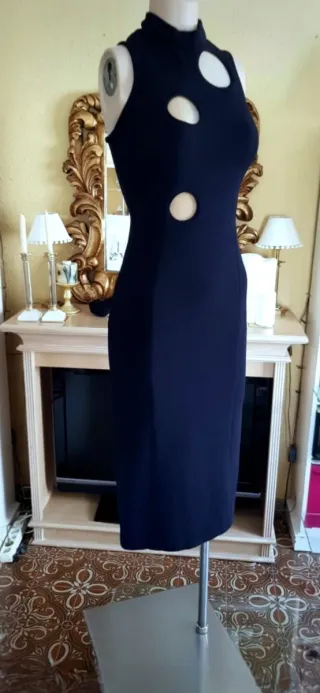 Vestido midi negro  diseño con aberturas y transpa