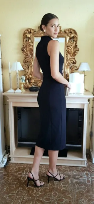 Vestido midi negro  diseño con aberturas y transpa