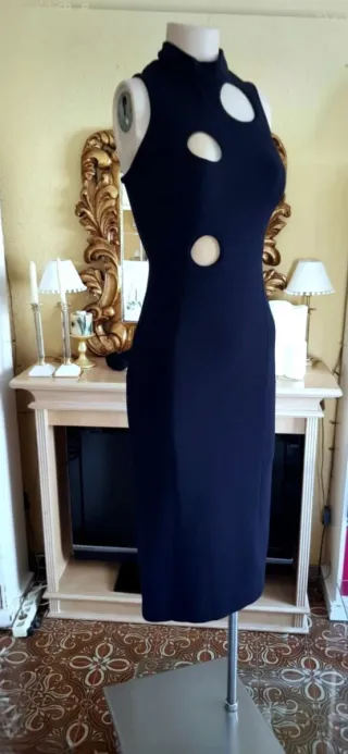 Vestido midi negro  diseño con aberturas y transpa