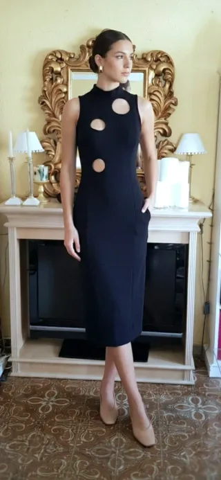 Vestido midi negro  diseño con aberturas y transpa